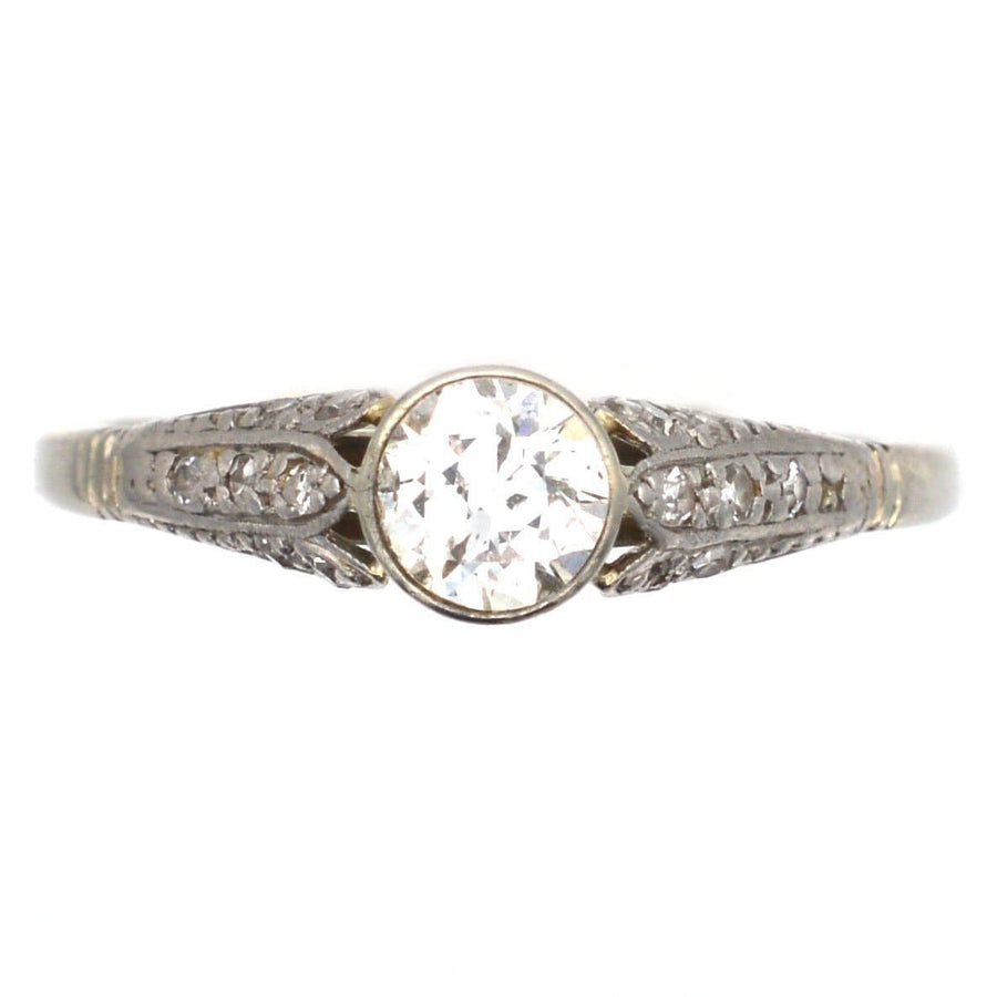 Solitärring aus 18-karätigem Gold und Diamanten mit verzierten Schultern und drei Diamantblütenblättern im Art-Deco-Stil.
