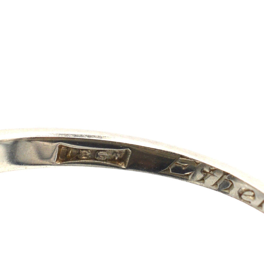 Gravur im Inneren des Solitärrings aus 18-karätigem Gold im Art-Déco-Stil mit dem Namen "Ethel".