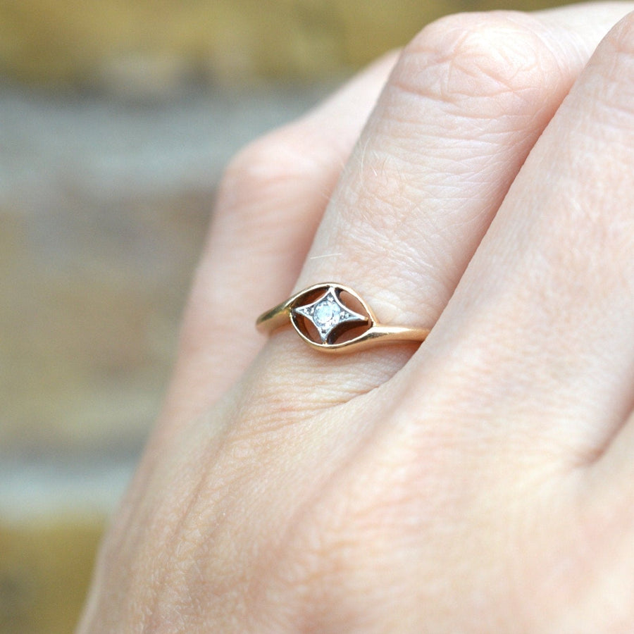 Art-Déco-Ring aus 18-karätigem Gold mit Diamanten und Sternmotiv, der sich durch exquisite Handwerkskunst und geometrisches Design auszeichnet.