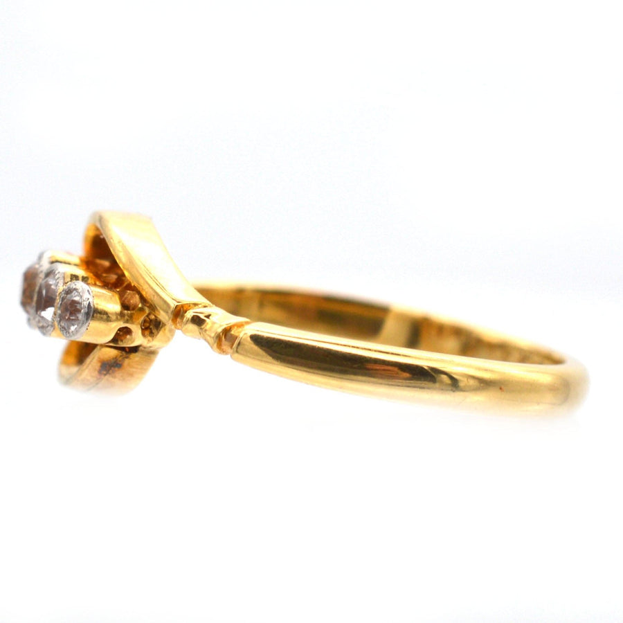 Eleganter Art-Déco-Ring aus 18-karätigem Gold mit fünf Steinen, mit platingefassten Diamanten und anmutigen Bögen.