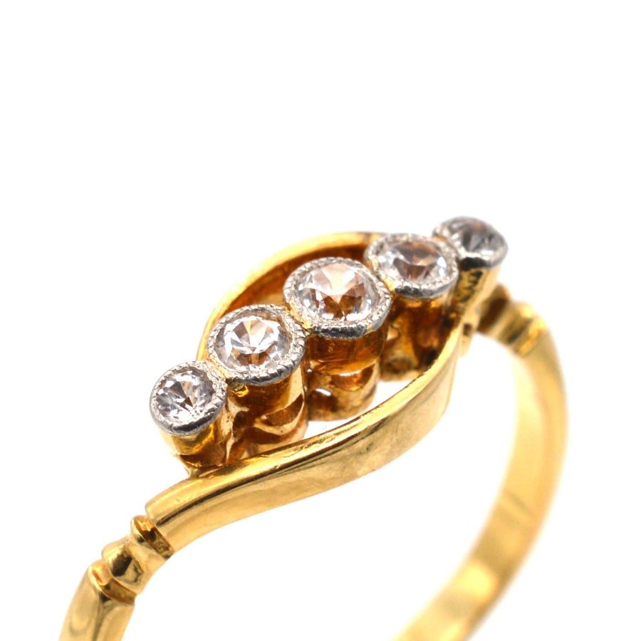 Fünfstein-Diamantring aus 18-karätigem Gold im Art-Déco-Stil von 1925 mit platingefassten Diamanten und eleganten Bögen.
