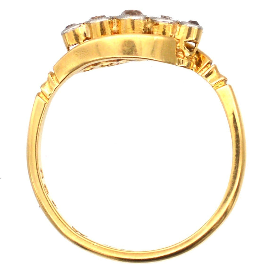 Rückansicht eines eleganten Art-Déco-Rings aus 18-karätigem Gold mit fünf Diamanten aus dem Jahr 1925, der sein einzigartiges Design zeigt.