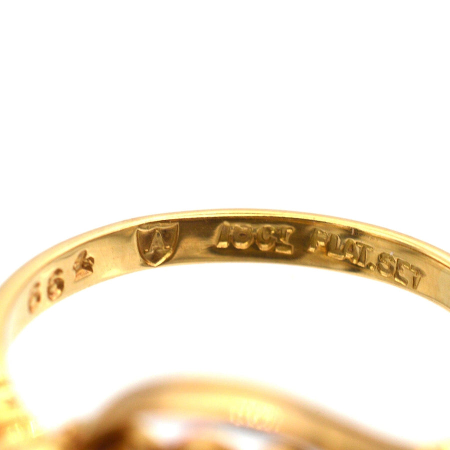 Nahaufnahme der Punzierungen auf dem Innenring eines Art-Déco-Diamantrings aus 18-karätigem Gold, der seine Echtheit unterstreicht.