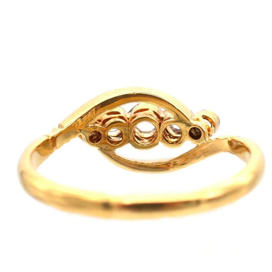 Art-Deco-Ring aus 18-karätigem Gold mit fünf Diamanten, elegantes Design mit fließenden Linien und in Platin gefassten Diamanten, aus dem Jahr 1925.