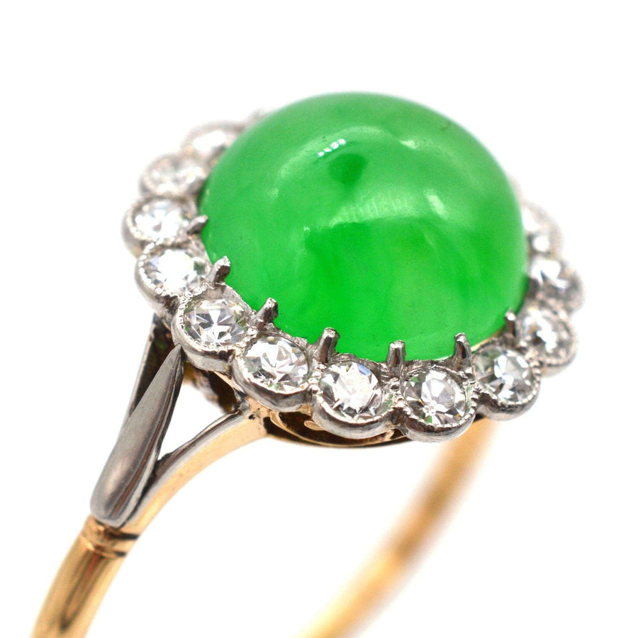 Art-Deco-Ring aus 18-karätigem Gold mit zertifizierter Imperial-Jade der Güteklasse A und einem Diamantencluster, der eine lebhafte apfelgrüne Farbe aufweist.