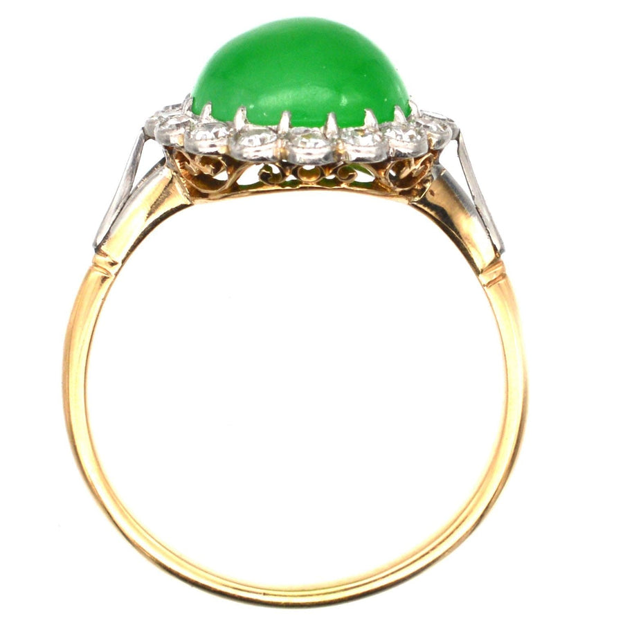 Art-Deco-Ring aus 18-karätigem Gold mit einem leuchtend grünen Jadeit-Cabochon und einem Diamant-Cluster.