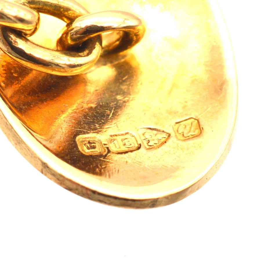 Nahaufnahme der ovalen Manschettenknöpfe aus 18-karätigem Gold mit Chester-Punze und Kettendetails, die die Handwerkskunst des Art déco widerspiegeln.
