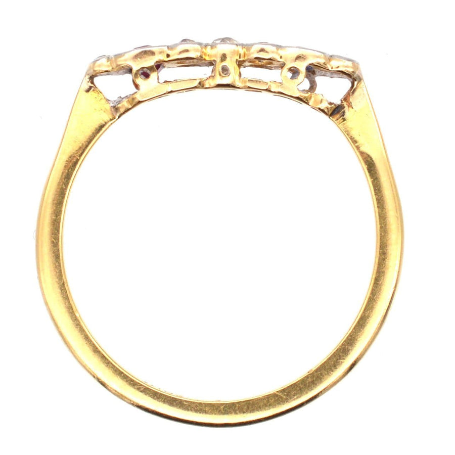 Ansicht des Art-Déco-Rings aus 18 Karat Gold und Platin mit Diamanten, Saphiren und Rubinen von hinten, der sein einzigartiges Design zeigt.