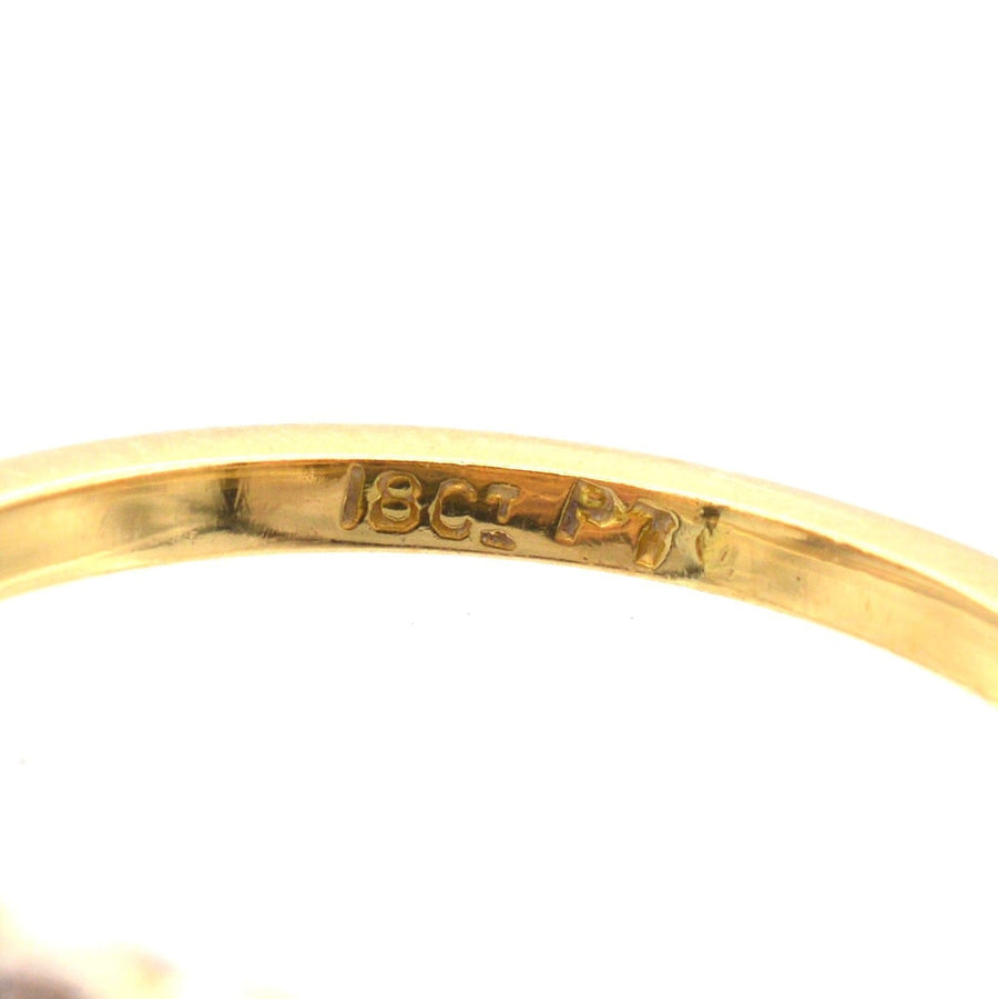 Ring aus 18-karätigem Gold und Platin mit Innenpunze, die die Echtheit und die handwerkliche Qualität bestätigt.
