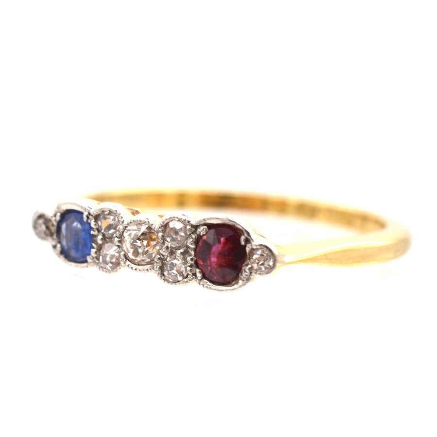 Art-Deco-Ring aus 18-karätigem Gold mit einem ovalen Rubin, einem Saphir und funkelnden Diamanten, perfekt für die Verlobung.
