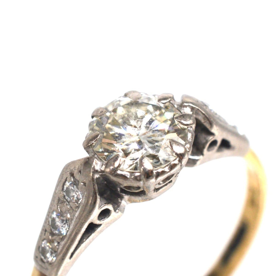 Solitärring aus 18-karätigem Gold und Platin mit Diamantschultern im Art-Deco-Stil, mit einem strahlenden 3/4-Karat-Diamanten in der Mitte.