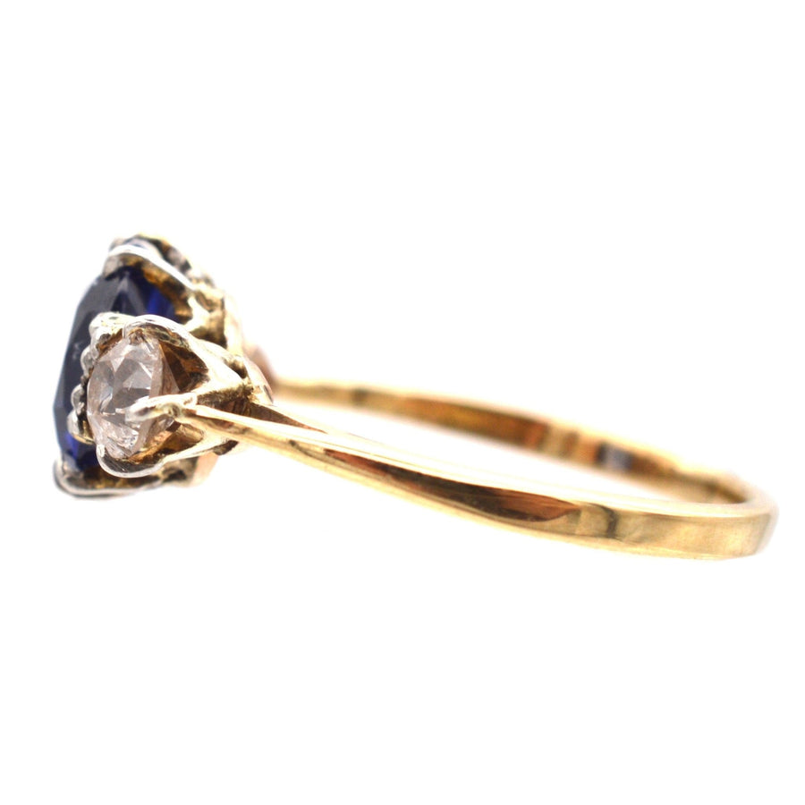 Art-Deco-Ring aus 18 Karat Gold und Platin mit drei Steinen, einem Saphir und zwei Diamanten, ideal für die Verlobung.