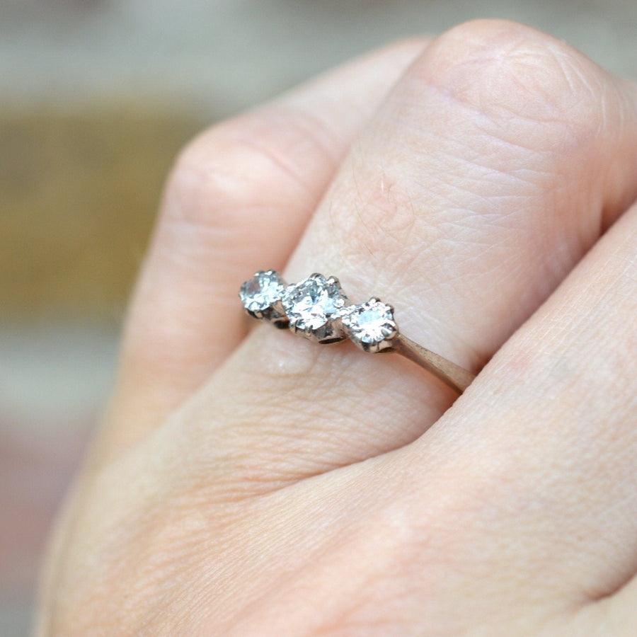 Art-Deco-Ring aus 18 Karat Gold und Platin mit drei Diamanten an einer Hand, Vintage-Design aus den 1930er Jahren.