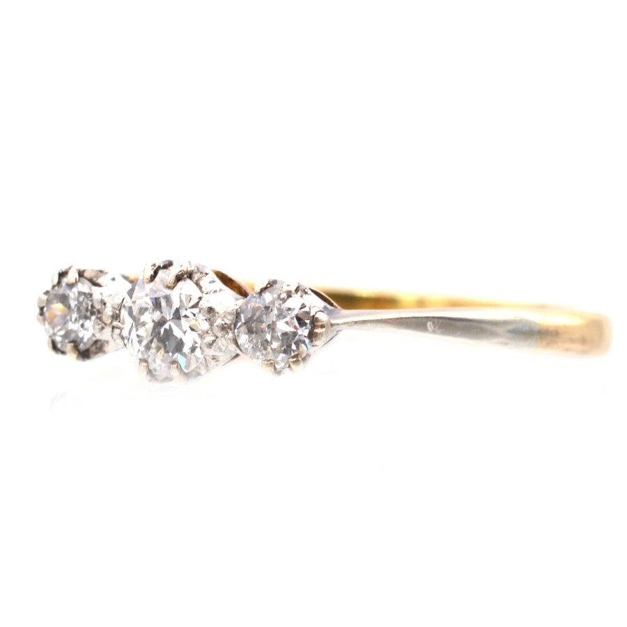 Art-Deco-Ring aus 18 Karat Gold und Platin mit drei Diamanten, antiker Verlobungsring, ca. 1930er Jahre.