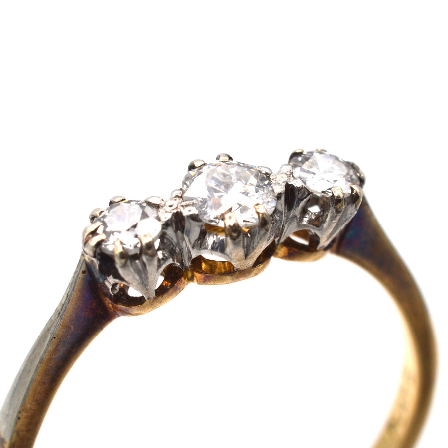 Art-Deco-Ring aus 18 Karat Gold und Platin mit drei Diamanten, antikes Design aus den 1930er Jahren, idealer Verlobungsring.