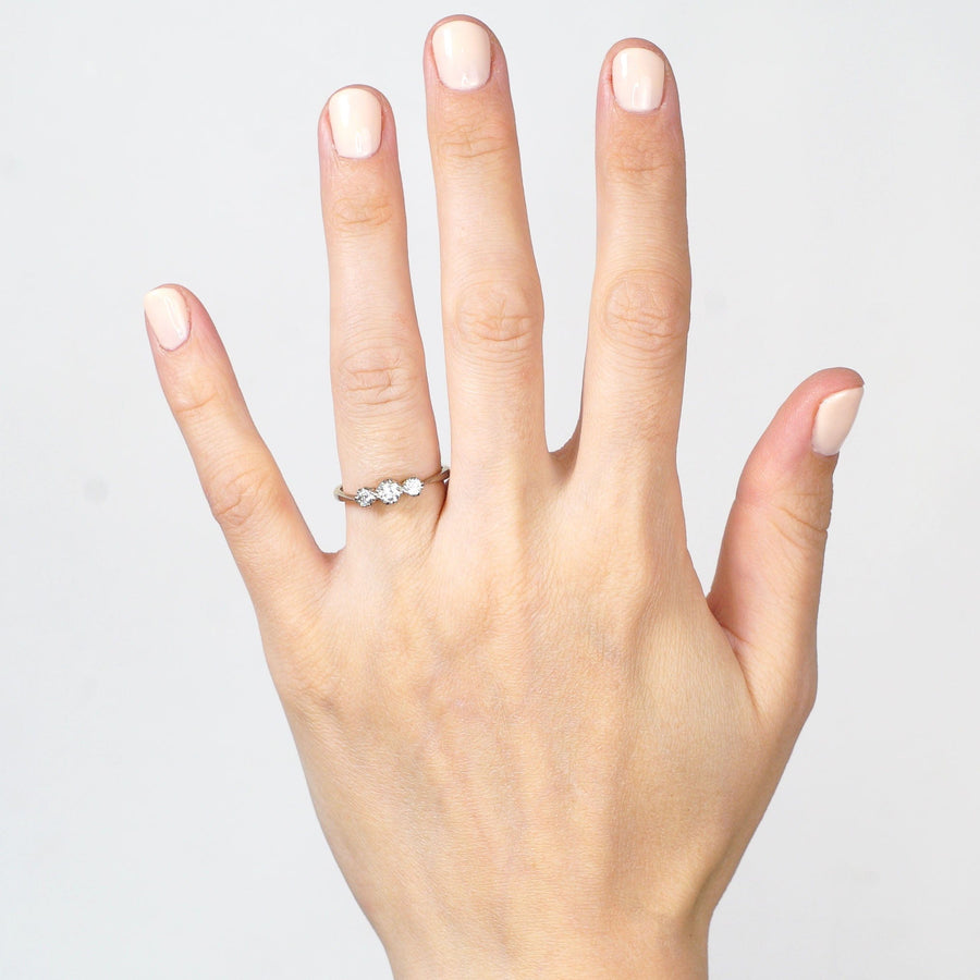 Art-Deco-Ring aus 18 Karat Gold und Platin mit drei Diamanten an einer Hand, ideal für Verlobungen.