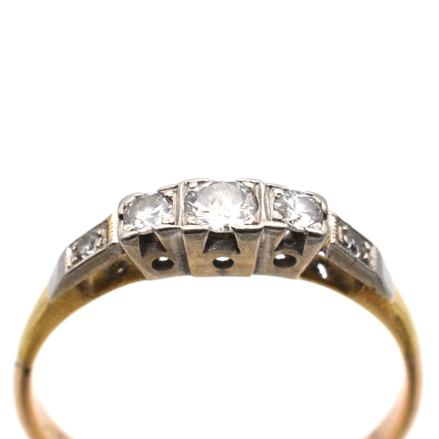 Art-Deco-Ring aus 18 Karat Gold und Platin mit drei Steinen und Diamantschultern in quadratischer Fassung.