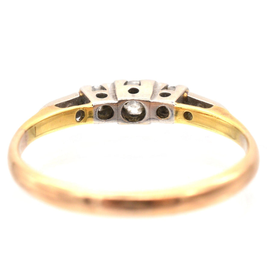 Eleganter Art-Deco-Diamantring aus 18 Karat Gold und Platin mit drei Diamanten und Diamantschultern.