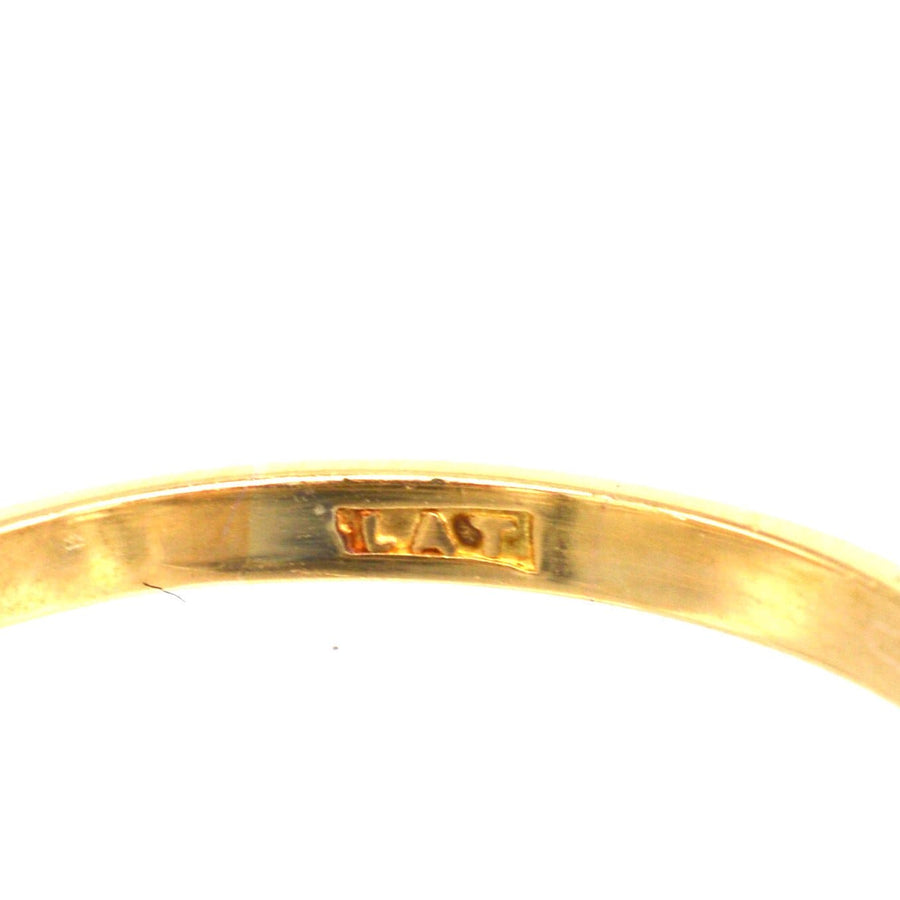 Nahaufnahme der Goldpunze auf dem Innenring eines Vintage-Rings von S Blanckensee & Son Ltd.