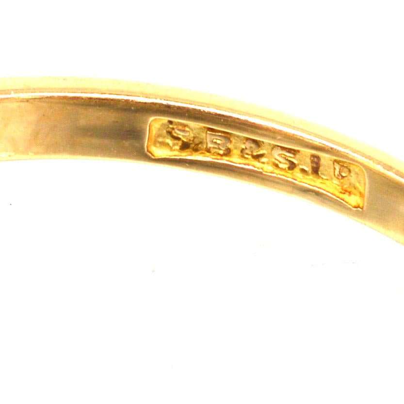 Nahaufnahme der Punzierung auf dem Innenring eines Art-Déco-Diamantrings aus Gold und Platin.
