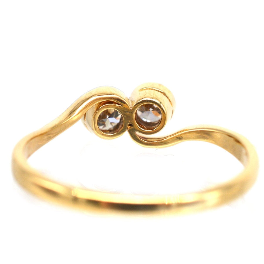 Art Deco 18ct Gold & Platin Toi et Moi zwei Stein Diamant Crossover Ring, symbolisiert Liebe und Verbindung.