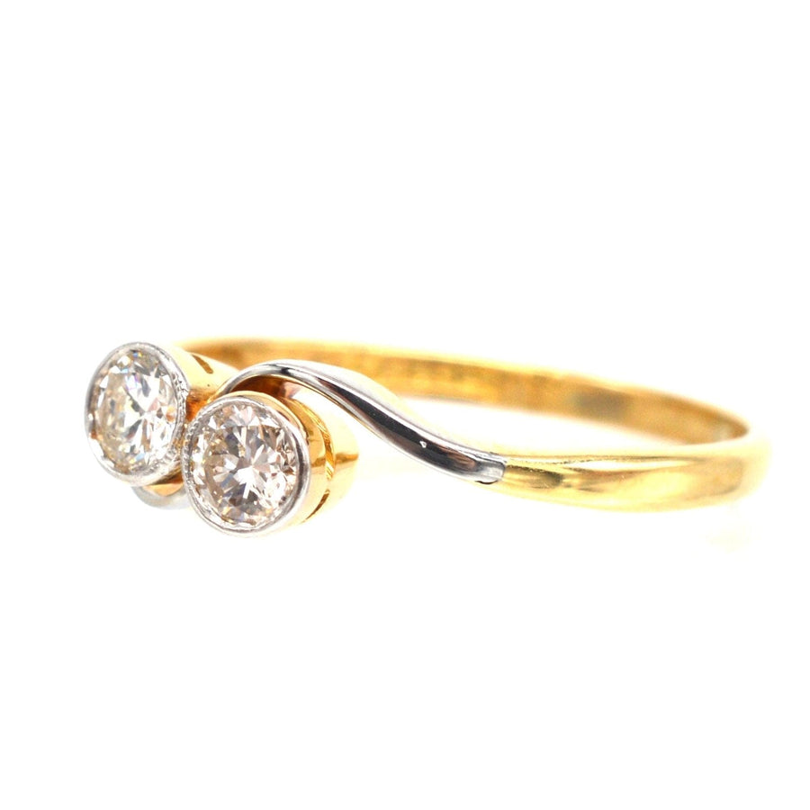 Art-Deco-Ring aus 18 Karat Gold und Platin mit zwei Diamanten "Toi et Moi", der Liebe und Einheit symbolisiert.