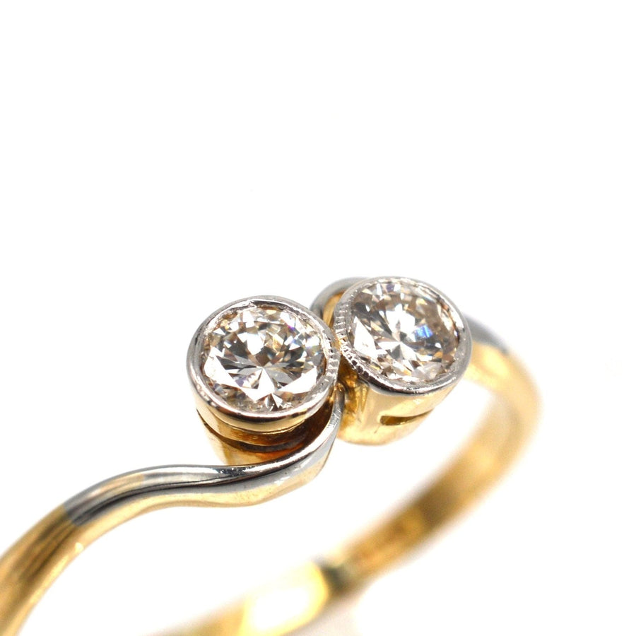 Art-Deco-Ring aus 18 Karat Gold und Platin "Toi et Moi" mit zwei funkelnden Diamanten.