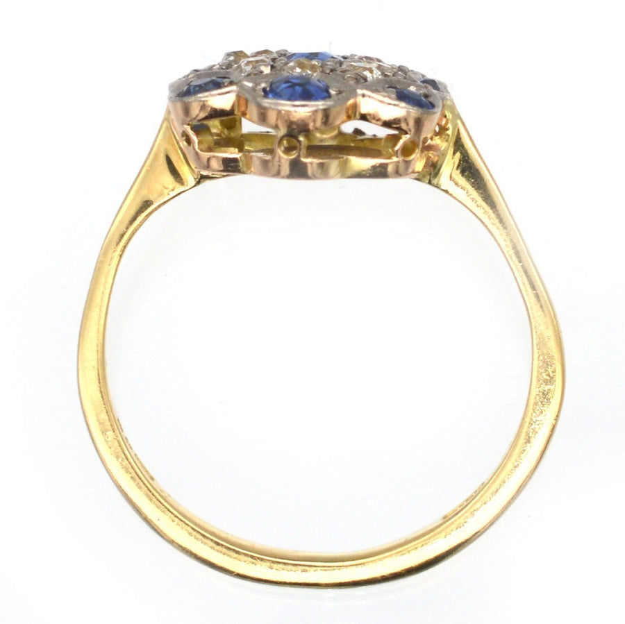 Art-Deco-Ring aus 18-karätigem Gold mit einem Saphir- und Diamantcluster, der durch seine leuchtenden Edelsteine und sein elegantes Design besticht.