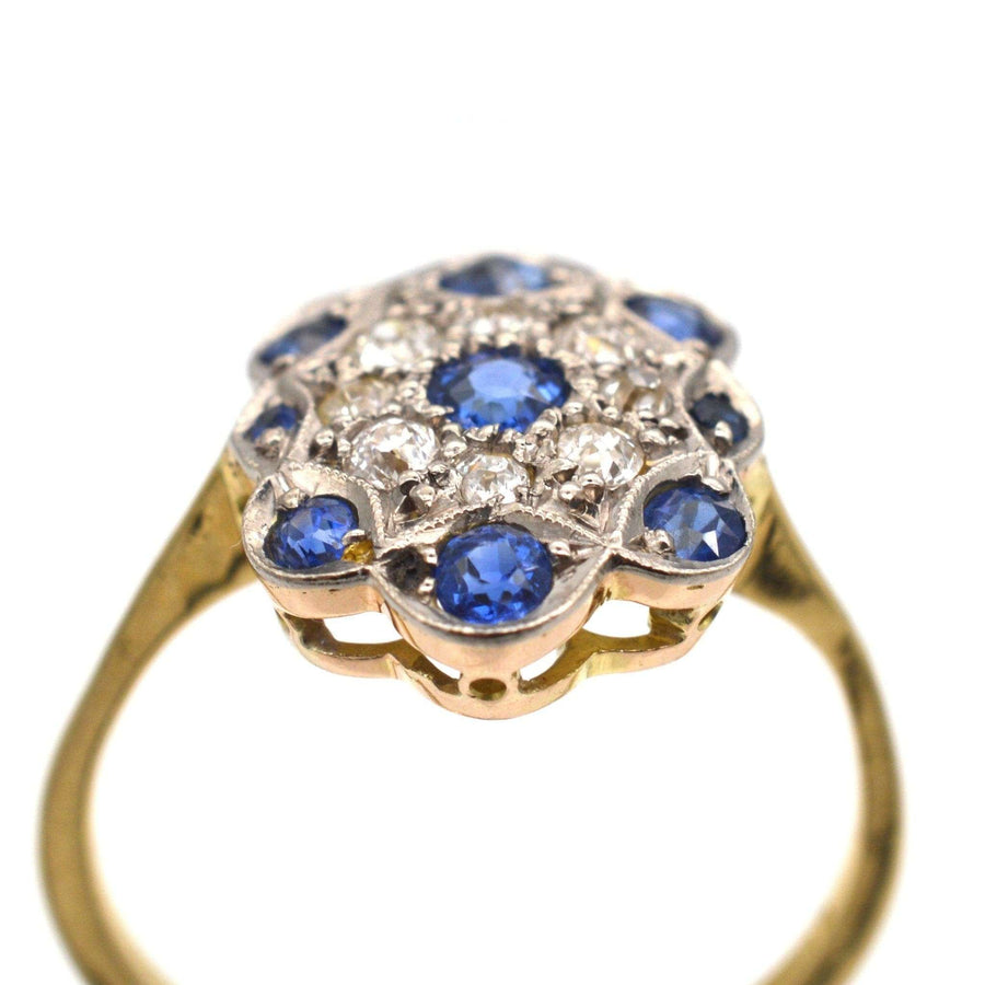 Art-Deco-Ring aus 18-karätigem Gold mit Saphir- und Diamantencluster in leuchtenden Farben, die an Buntglas erinnern.