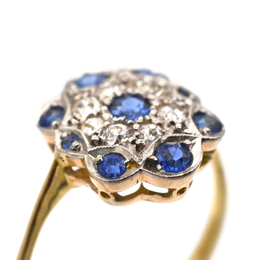 Art-Déco-Ring aus 18 Karat Gold mit blauen Saphiren und funkelnden Diamanten in einem atemberaubenden Cluster-Design.