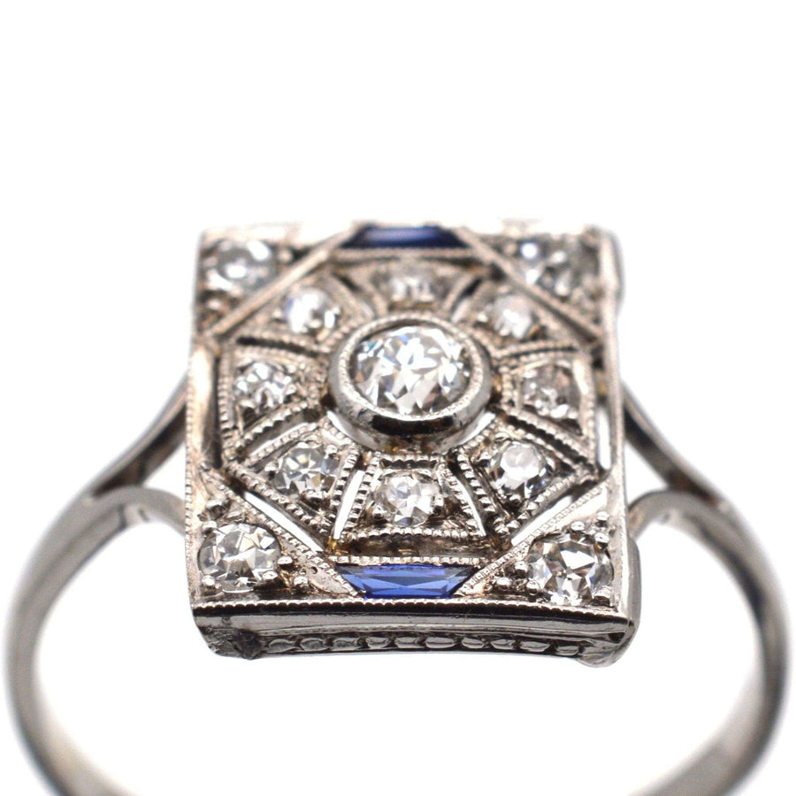 Art-Deco-Ring aus 18 Karat Weißgold und Platin mit Diamant- und Saphir-Plakette, geometrischem Design und funkelnden Diamanten.