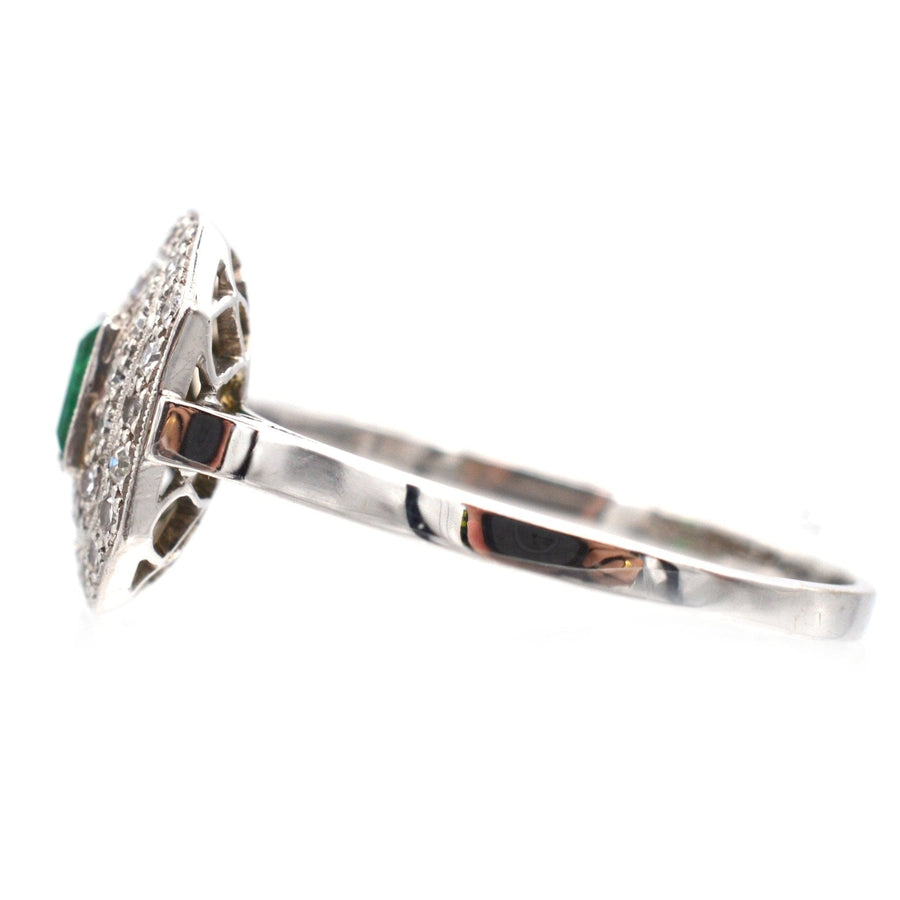 Art-Deco-Ring aus 18 Karat Weißgold und Platin mit Smaragddiamanten, Seitenansicht mit Clustermuster und Millegrain-Fassung.