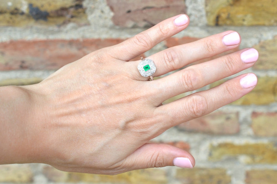 Art-Deco-Ring aus 18 Karat Weißgold und Platin mit Smaragd und Diamanten, der sein elegantes Design und den leuchtend grünen Smaragd zur Geltung bringt.