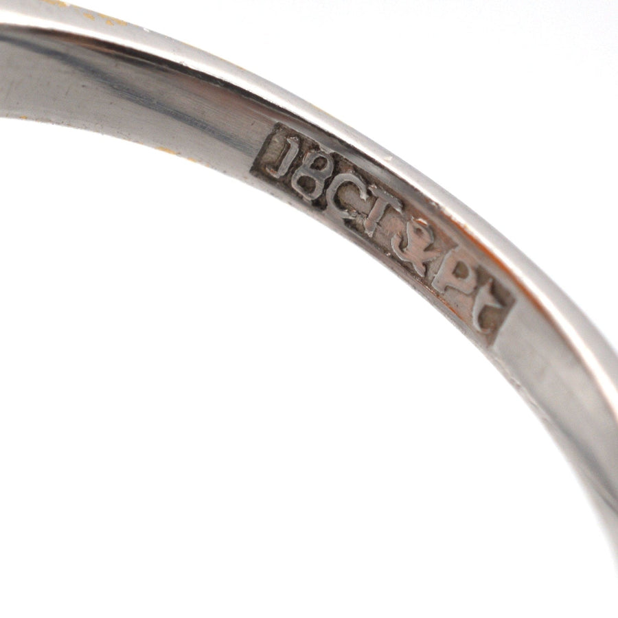 Nahaufnahme des Innenrings mit 18-karätigem Weißgold und Platin als Kennzeichen des exquisiten Art-Déco-Rings.