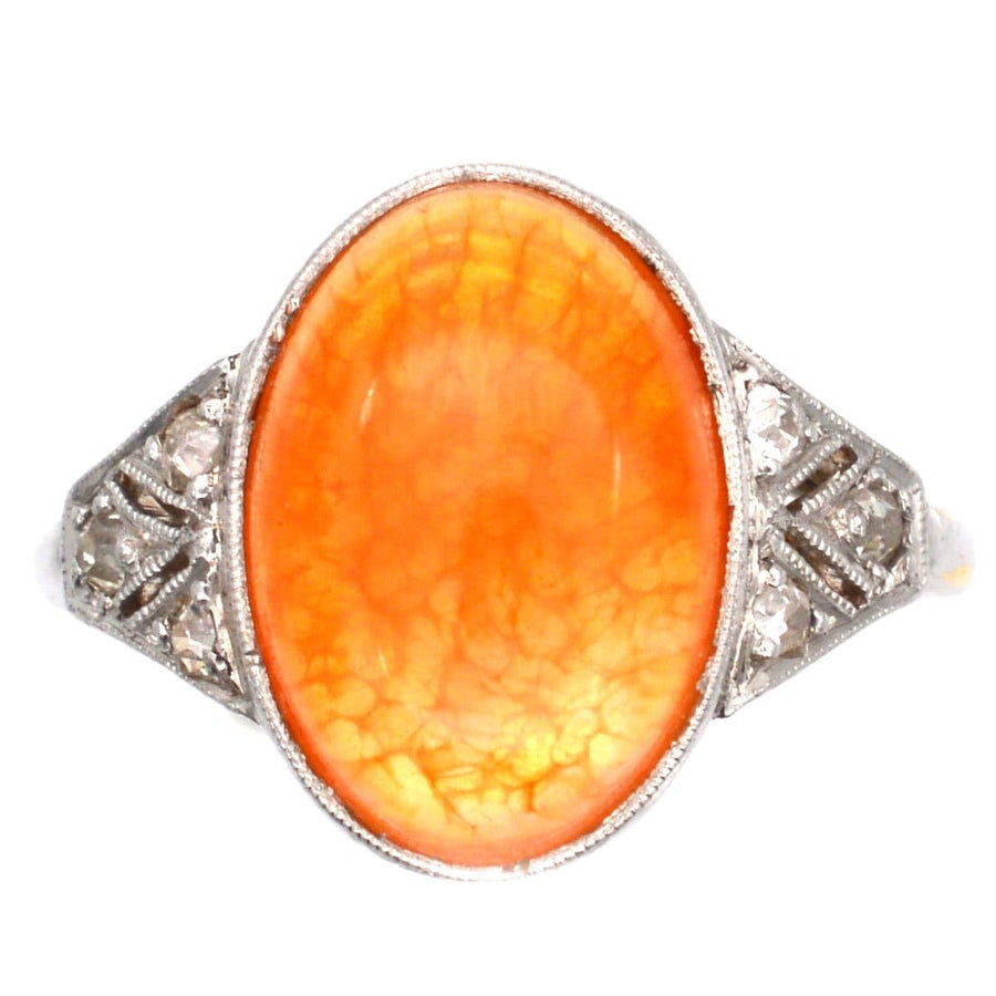 Art-Déco-Ring aus 18 Karat Weißgold und Platin mit natürlichem mexikanischem Feueropal und Diamantakzenten.