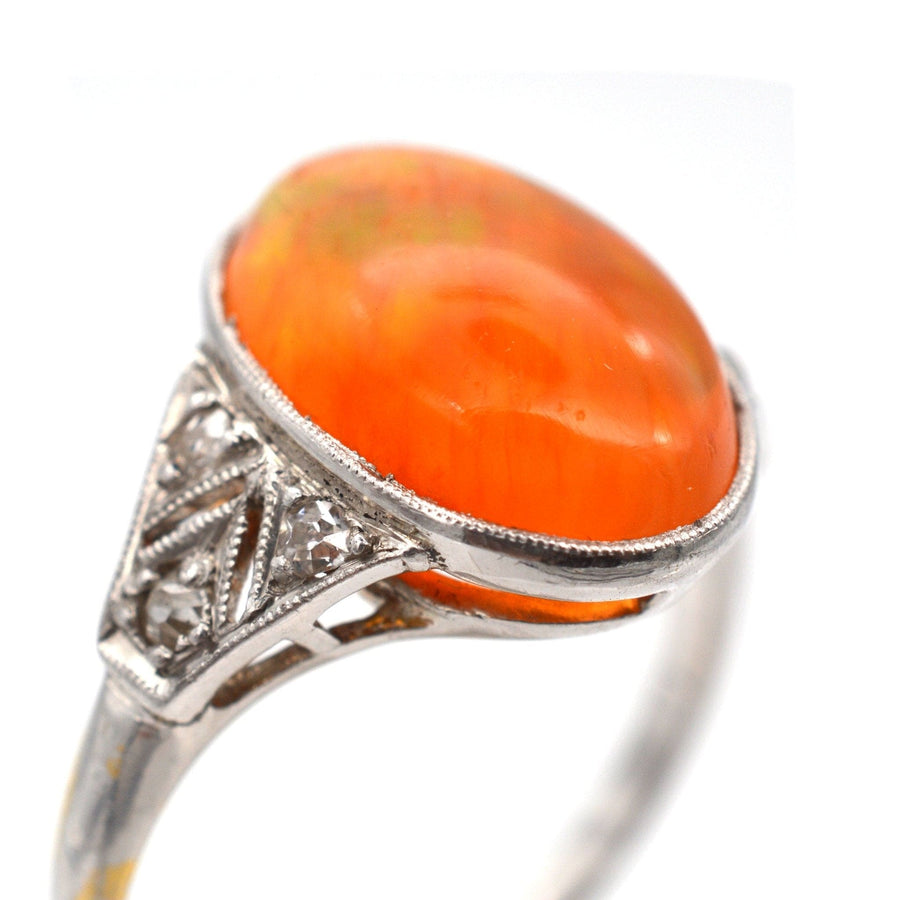 Art-Déco-Ring aus Weißgold und Platin mit natürlichem mexikanischem Feueropal und Diamantdetails.