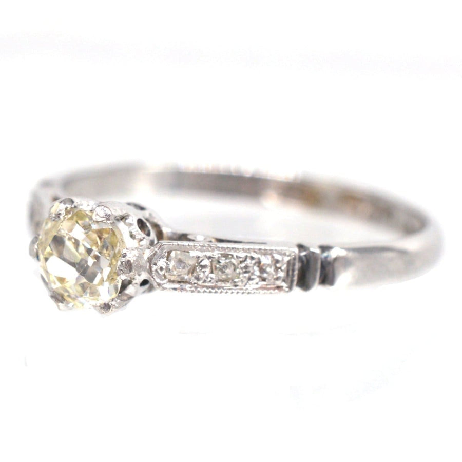 Art-Deco-Ring aus 18 Karat Weißgold und Platin mit Solitär, Diamant im Minenschliff und Diamantakzenten an den Schultern.