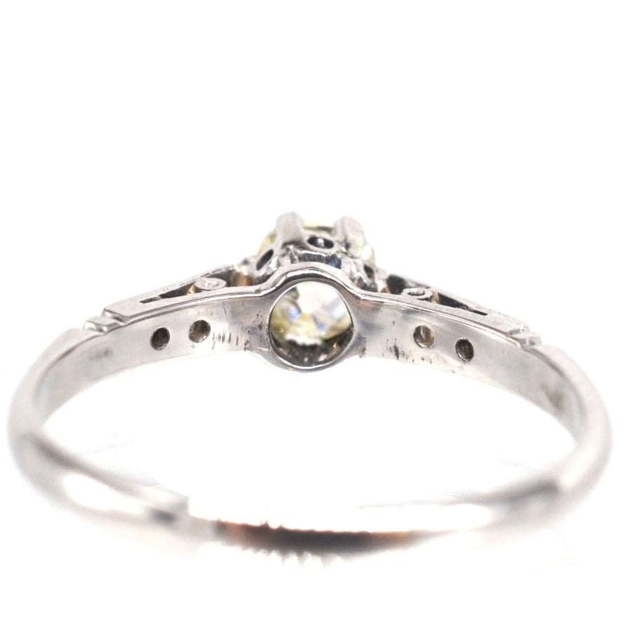 Art Deco 18ct Weißgold & Platin altminengeschliffener Diamant Solitär Ring Detail präsentiert elegantes Design.