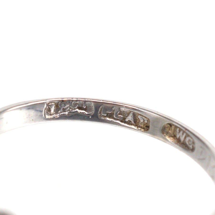 Nahaufnahme der Punzierungsdetails eines Solitär-Diamantrings aus 18 Karat Weißgold und Platin im Art-Déco-Stil.
