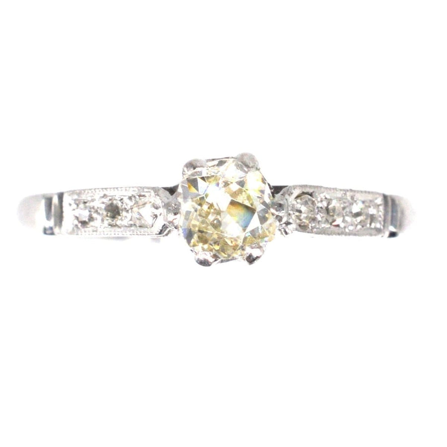 Solitärring aus 18 Karat Weißgold und Platin im Art-Deco-Stil mit Diamanten im Minenschliff und Schulterdiamanten.