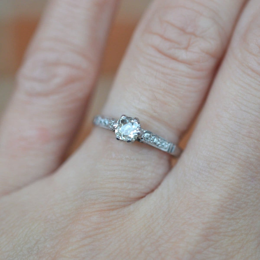 Art Deco 18ct Weißgold & Platin Diamant Solitär Ring auf der Hand, mit einem klassischen alten Mine geschnitten Diamant.