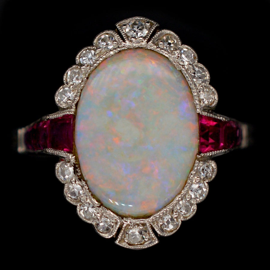Art-Deco-Ring aus 18 Karat Weißgold und Platin mit einem bunten Opal, burmesischen Rubinen und Diamanten.