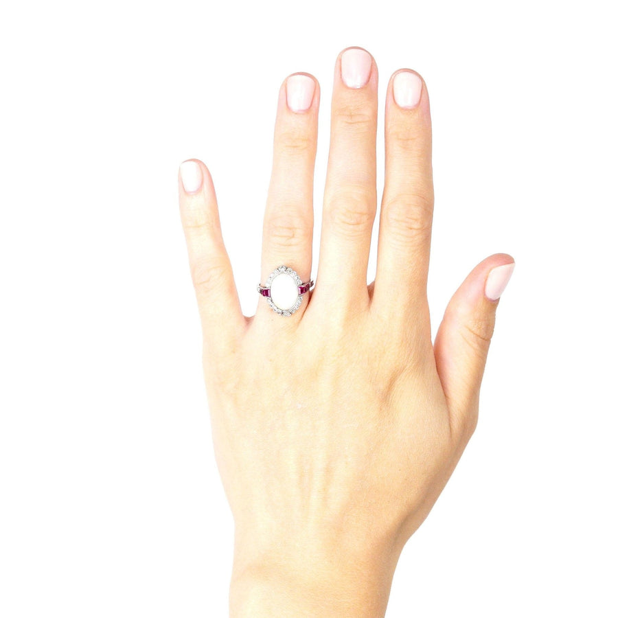 Art-Déco-Ring aus 18 Karat Weißgold mit einem atemberaubenden Opal und burmesischen Rubinen, die auf einer Hand elegant zur Schau gestellt werden.