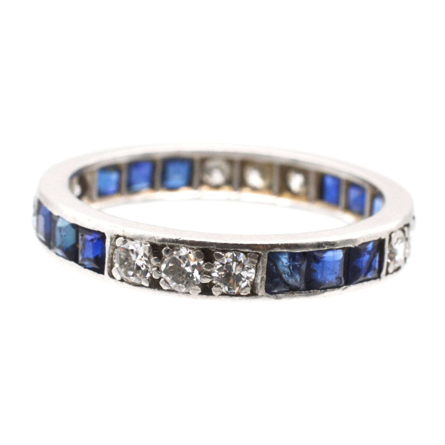Art Deco Ewigkeitsring aus 18 Karat Weißgold mit Saphiren und Diamanten als Symbol der ewigen Liebe.