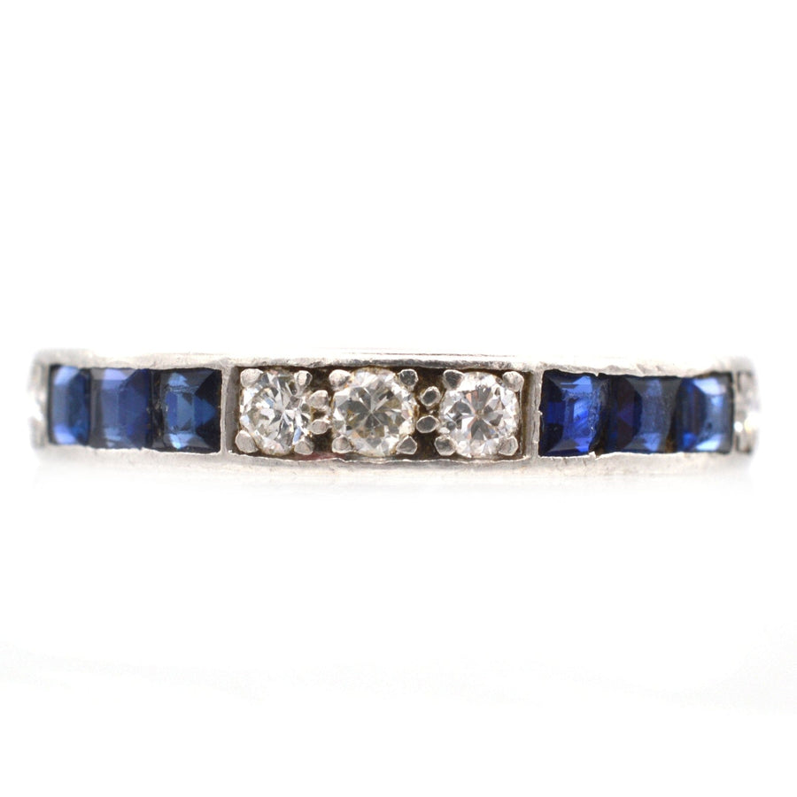Art Deco Weißgold Ewigkeitsring mit Saphiren und Diamanten, die Liebe und Eleganz symbolisieren.