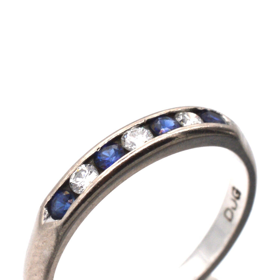Halber Ewigkeitsring aus 18 Karat Weißgold mit Saphiren und Diamanten, 1960er-1970er Jahre, Deco-Stil.