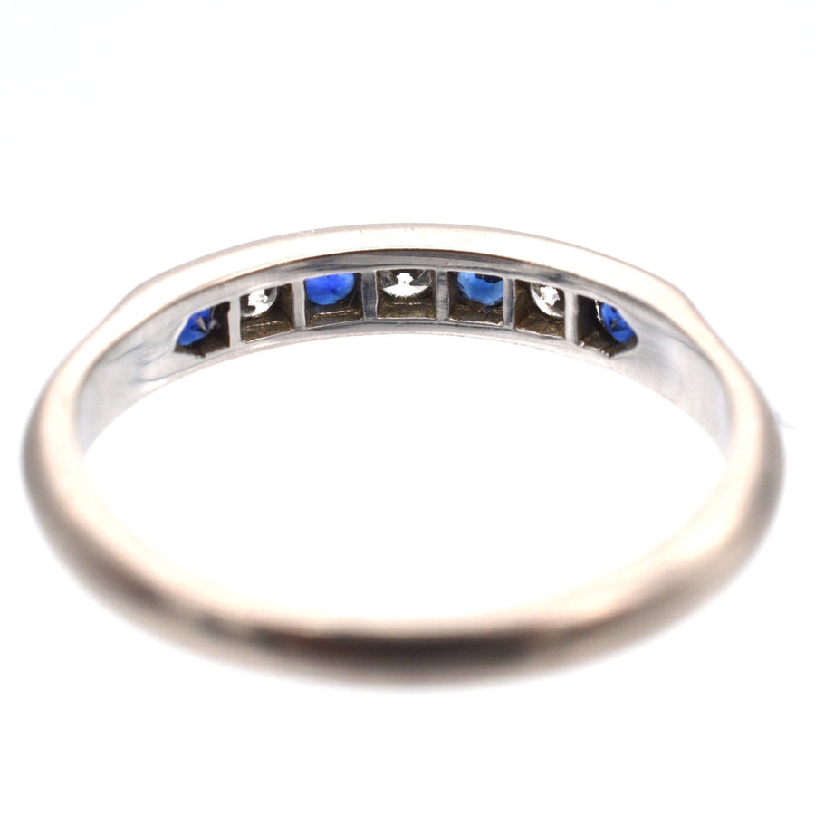 Halber Ewigkeitsring aus 18-karätigem Weißgold mit eingefassten Saphiren und Diamanten, 1960-1970er Jahre, Deco-Stil.
