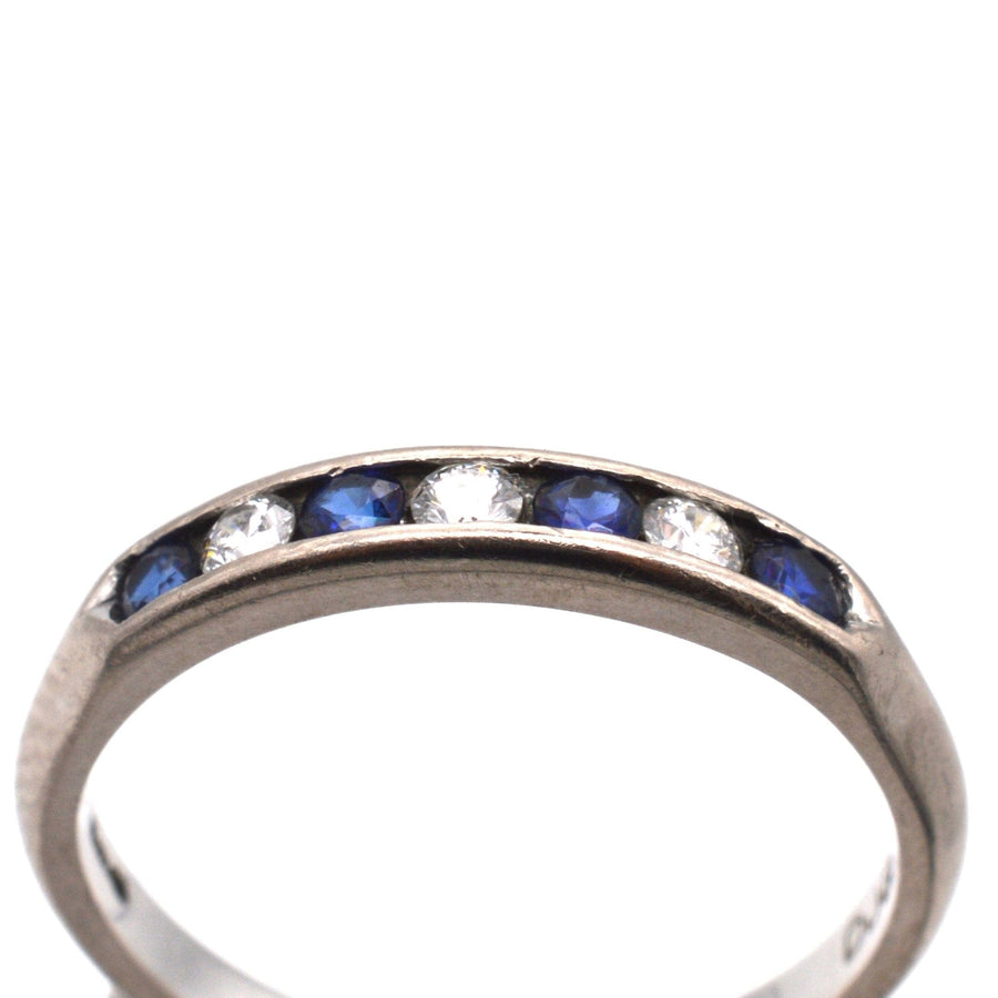 Halber Ewigkeitsring aus 18 Karat Weißgold mit königsblauen Saphiren und Diamanten im Deco-Stil aus den 1960er Jahren.