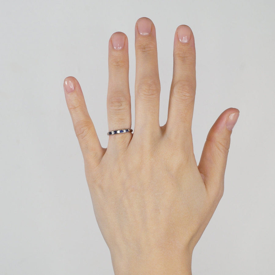 Vintage 18ct Weißgold halbe Ewigkeit Ring mit Saphiren und Diamanten auf einer Hand angezeigt.