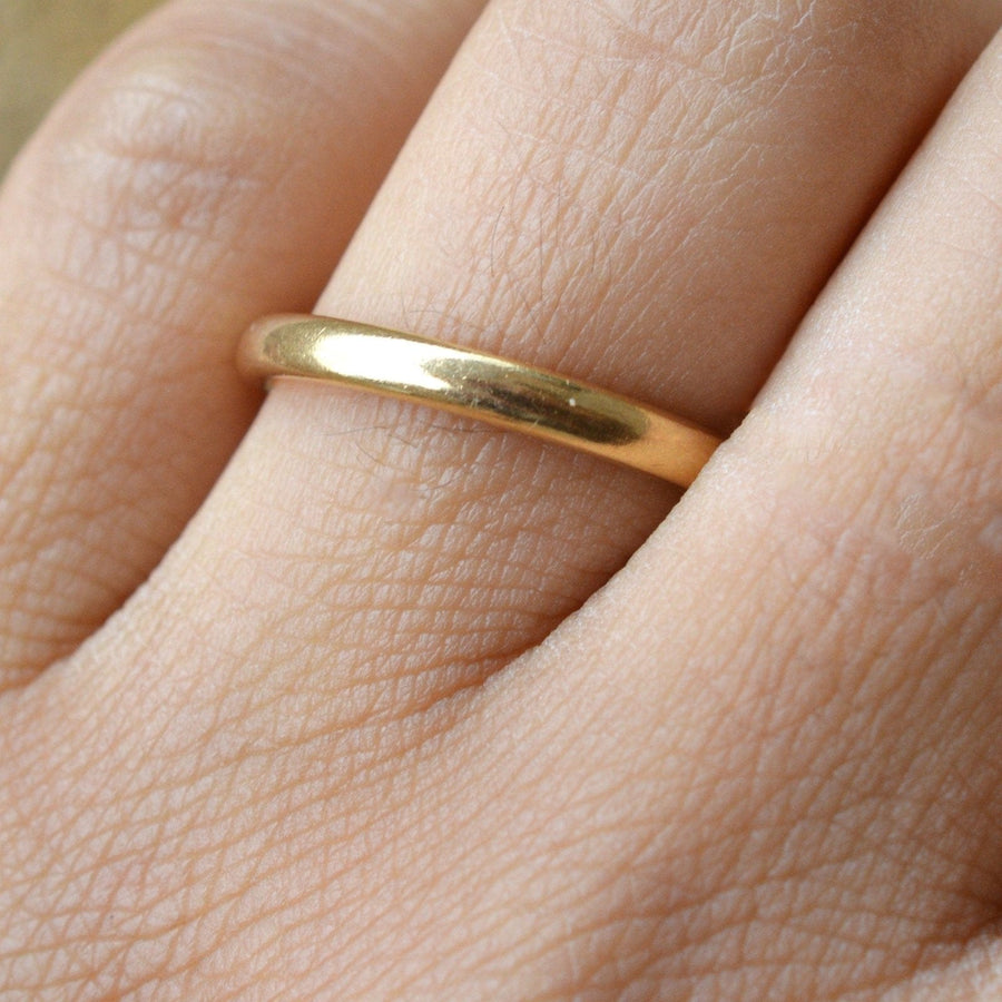 Art Deco 18ct Gelbgold traditioneller Ehering an der Hand, 2,5 mm breit, polierte Oberfläche für Komfort.